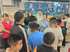 市场监管人员用通俗易懂的言语